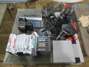 lot 193 image: Nintendo, Atari, and other Electron...In Tote