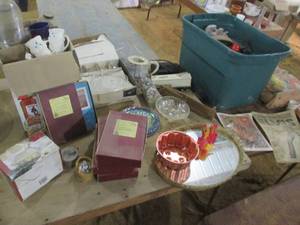 lot 236 image: Large Lot of Vintage Glassware, Mus...