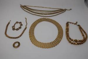 lot 68 image: Heavy gold lot