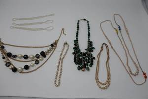 lot 132 image: Vintage bead strands and necklaces