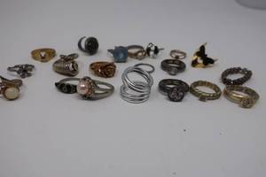 lot 84 image: Lots of Rings