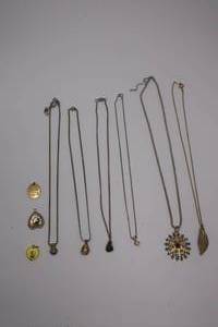 lot 89 image: Pretty necklaces and pendants