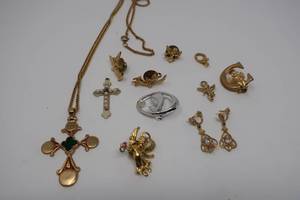 lot 112 image: Cherub & Cross Lot