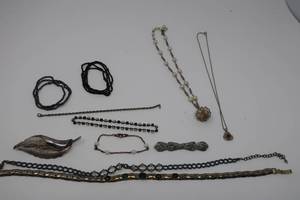 lot 116 image: Vintage Silver Toned Jewelry
