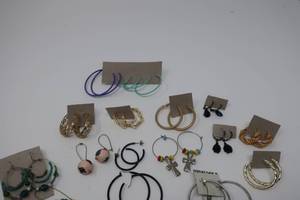 lot 124 image: 18 Hoop Earrings Pairs