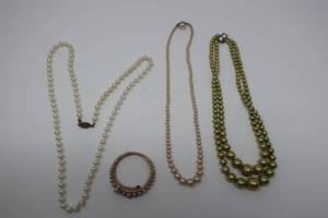 lot 136 image: Pearl Lot
