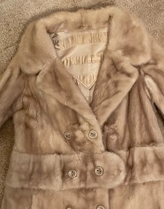 lot 30 image: Ribnick Classic Fur Coat