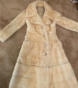 lot 33 image: Unique Bottom Zip Off Bottom Fur Coat