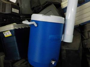lot 12 image: Rubber Maid Drinking Cooler...