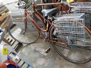 lot 18 image: Schwinn Suburban Bike...