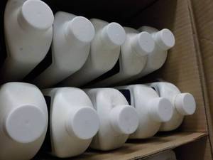 lot 56 image: 10 - 16 oz Bottles Tub and Tile Cle...