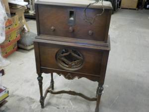 lot 336 image: Antique Radio 27 x 15 x 47...