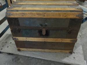 lot 343 image: Vintage Trunk 28 x 18 x 22...
