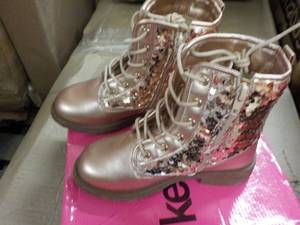 lot 368 image: Kenzie Girl size 12 Boots...