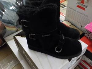 lot 370 image: Bear Paw Womens Size 8 Boots...