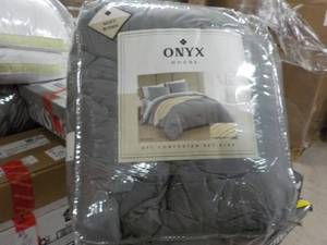 lot 389 image: Onyx House Kings Size Comforter set...