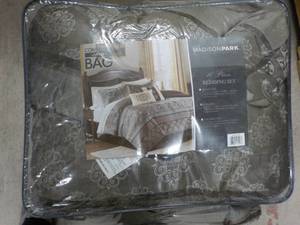lot 399 image: King Size Comforter in a Bag Set...