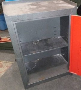 lot 42 image: Metal Hanging shop cabinet