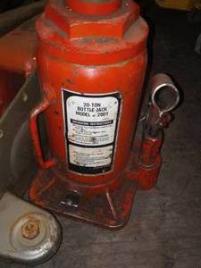 lot 65 image: hydraulic Pump jacks