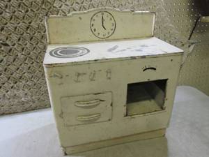 lot 34 image: (F-2) Vintage Metal Toy Stove...