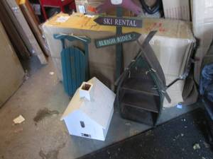 lot 15 image: (RMT) Assorted Wood Decor...