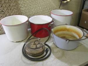 lot 42 image: (EW4) Assorted Vintage Pots and Ele...