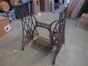 lot 49 image: (CS) Vintage Singer Sewing Machine ...