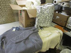 lot 117 image: (RMT) Box Full of Assorted Womens S...