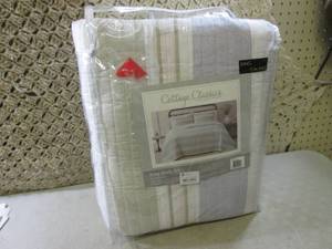lot 118 image: (D-3) King Size Quilt Set...
