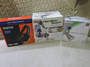 lot 122 image: (RM1) PS4 and Mobile Devices Headph...