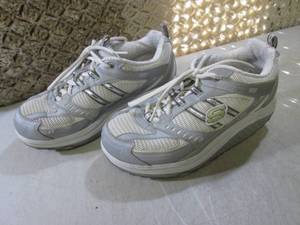 lot 146 image: (CSB) Pair Laidies Sketcher Shape-U...