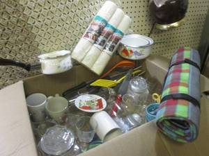 lot 204 image: (EC2) Assorted Kitchen Items Misc G...