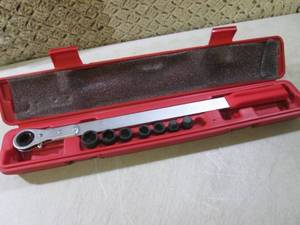 lot 210 image: (EW4) Ratchet Serpentine Belt Wrenc...