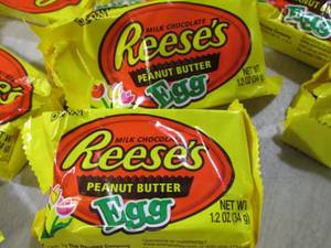 lot 290 image: (C-1) 24 Reeses Peanut Butter Eggs ...