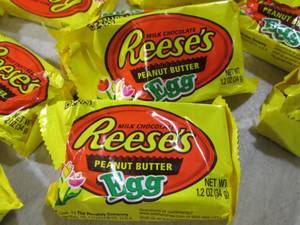 lot 291 image: (C-1) 24 Reeses Peanut Butter Eggs ...