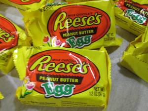 lot 292 image: (C-1) 24 Reeses Peanut Butter Eggs ...