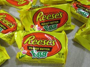 lot 293 image: (C-1) 24 Reeses Peanut Butter Eggs ...