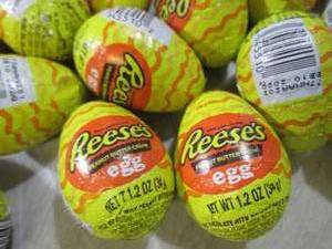lot 295 image: (B-2) 24 Reeses Peanut Butter Creme...