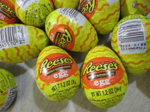 lot 296 image: (B-2) 24 Reeses Peanut Butter Creme...