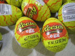 lot 297 image: (B-2) 24 Reeses Peanut Butter Creme...
