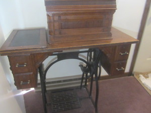 lot 8 image: Antique Treadle Sewing Machine