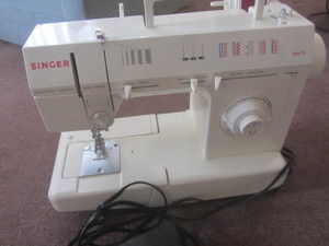 lot 16 image: Singer Portable Sewing Machine