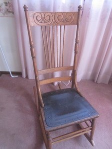 lot 13 image: Antique Sewing Rocker