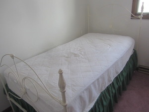 lot 14 image: Antique Iron Bed