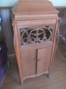 lot 20 image: Antique Silvertone Floor Phonograph