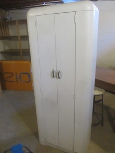 lot 30 image: Vintage Metal Cabinet