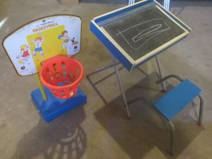 lot 32 image: Toddlers Desk, Hoop