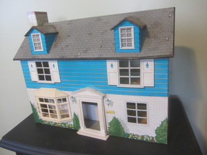 lot 25 image: Vintage Marx Doll House & Furniture