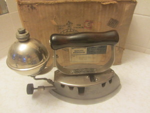 lot 39 image: Antique Gas Iron