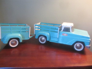 lot 52 image: Tonka Stock Truck & Trailer